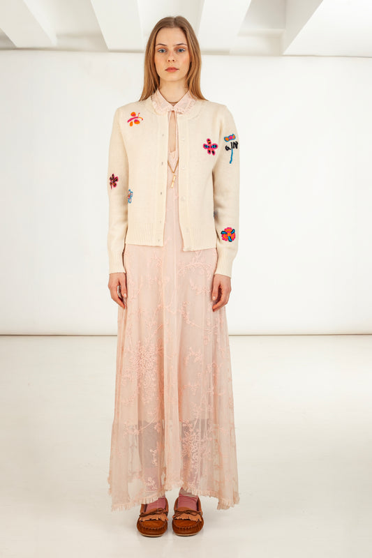 Wildflower Dreams cardigan front view – Happy Sheep
Close-up floral embroidery on Wildflower Dreams cardigan
Wildflower Dreams cardigan back view – wool cashmere blend
Knitting texture detail Wildflower Dreams cardigan