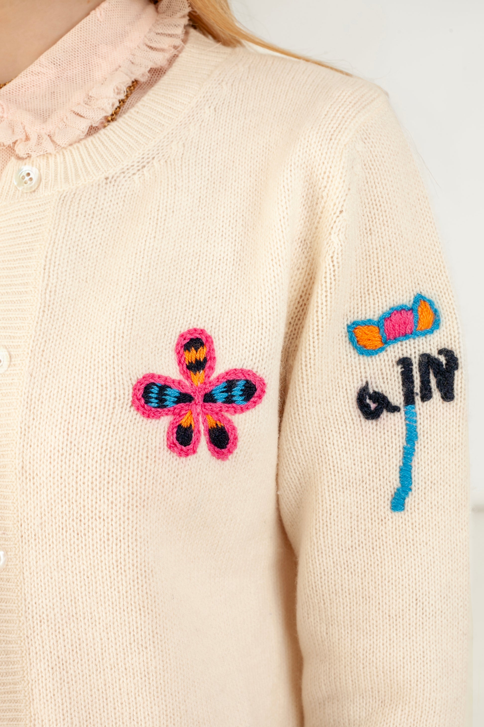 Wildflower Dreams cardigan front view – Happy Sheep

Close-up floral embroidery on Wildflower Dreams cardigan

Wildflower Dreams cardigan back view – wool cashmere blend

Knitting texture detail Wildflower Dreams cardigan