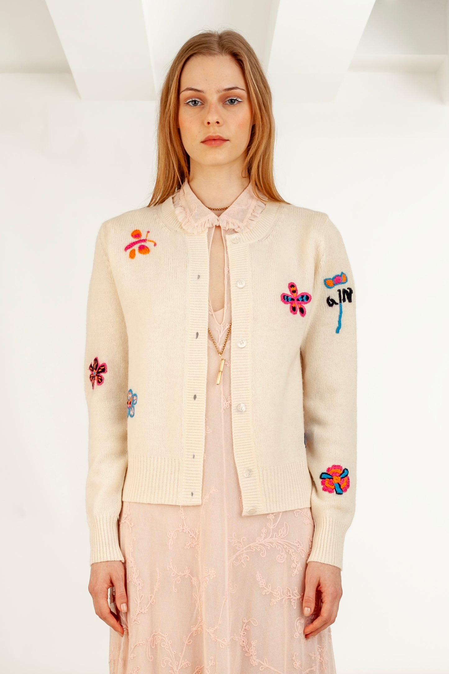 Wildflower Dreams cardigan front view – Happy Sheep

Close-up floral embroidery on Wildflower Dreams cardigan

Wildflower Dreams cardigan back view – wool cashmere blend

Knitting texture detail Wildflower Dreams cardigan