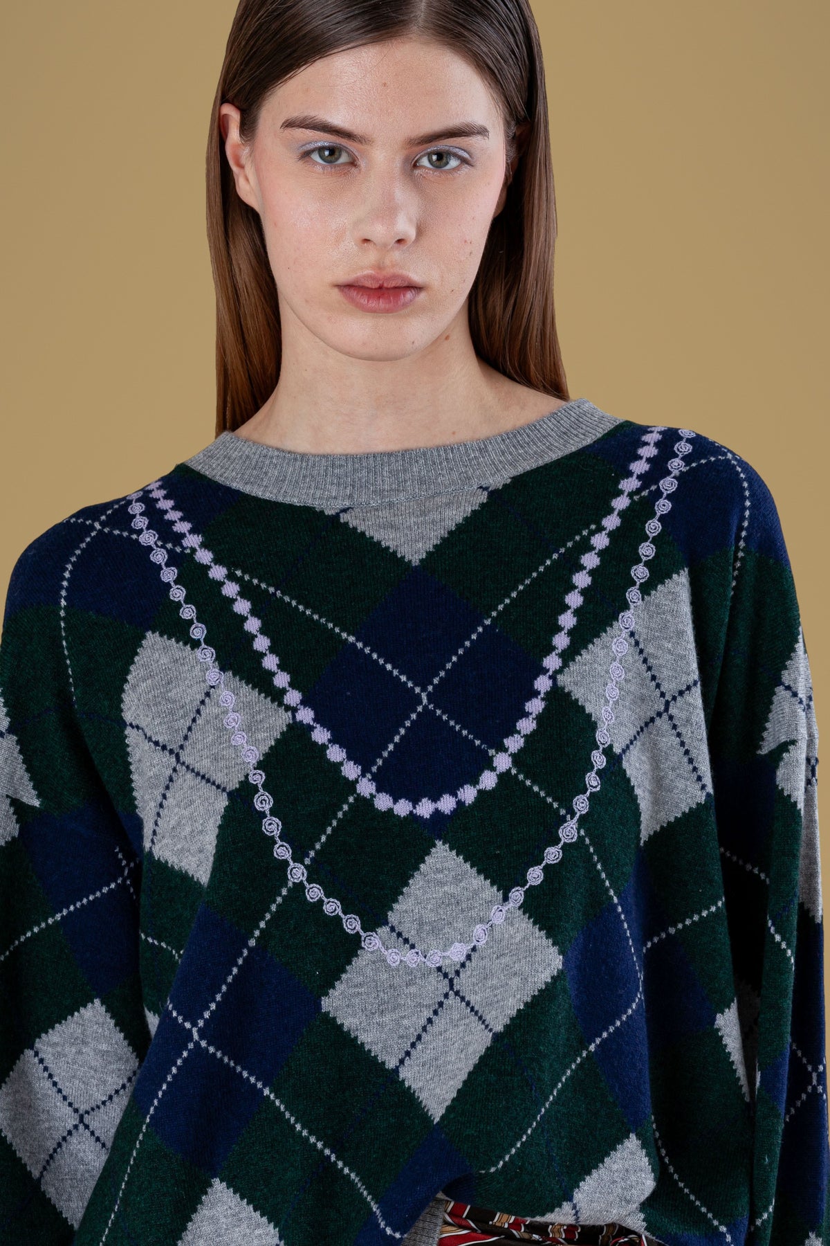 Pearl Necklace Argyle Relaxed Crew Wood, close-up