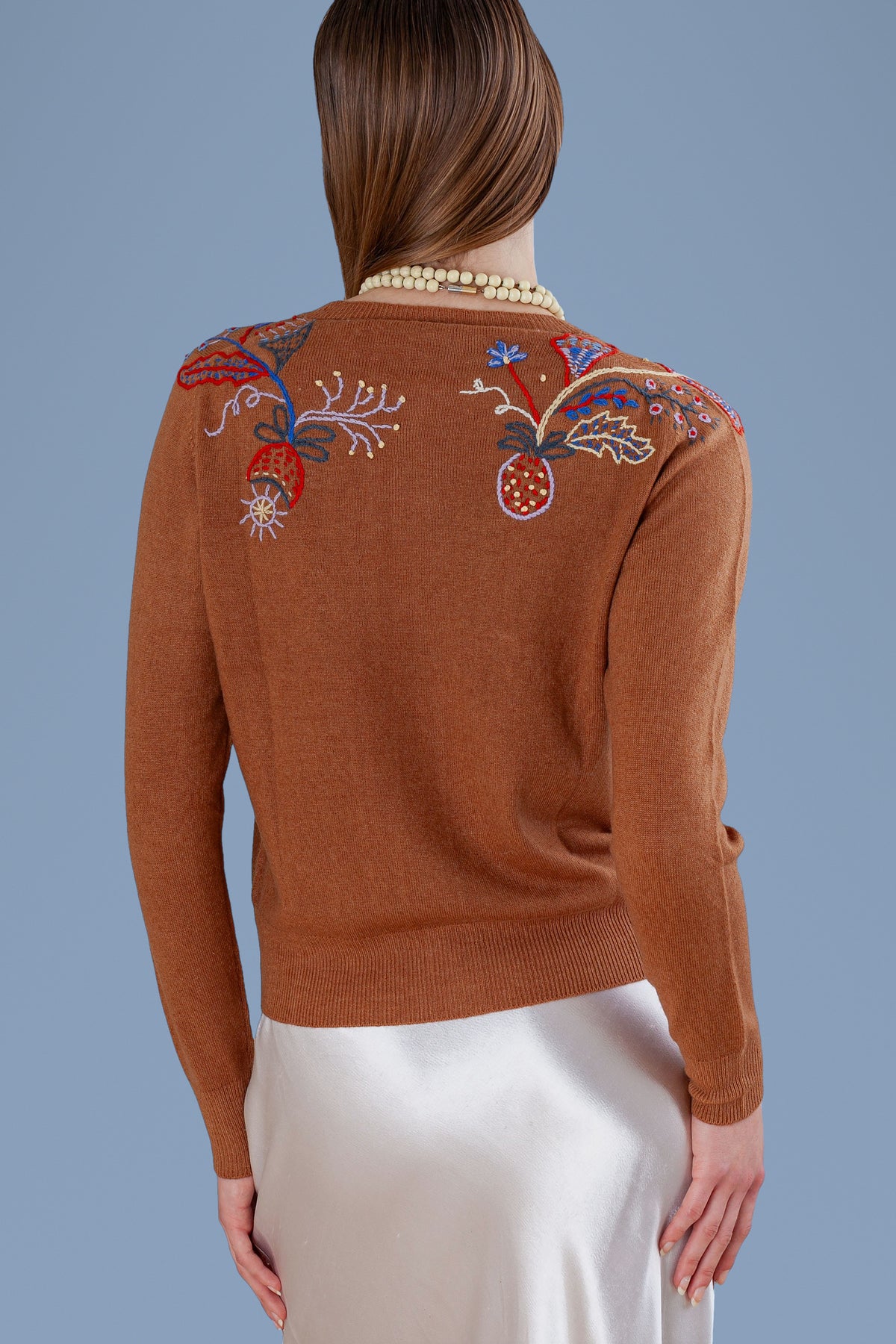 Back neck hand embroidery on cuoio cardigan