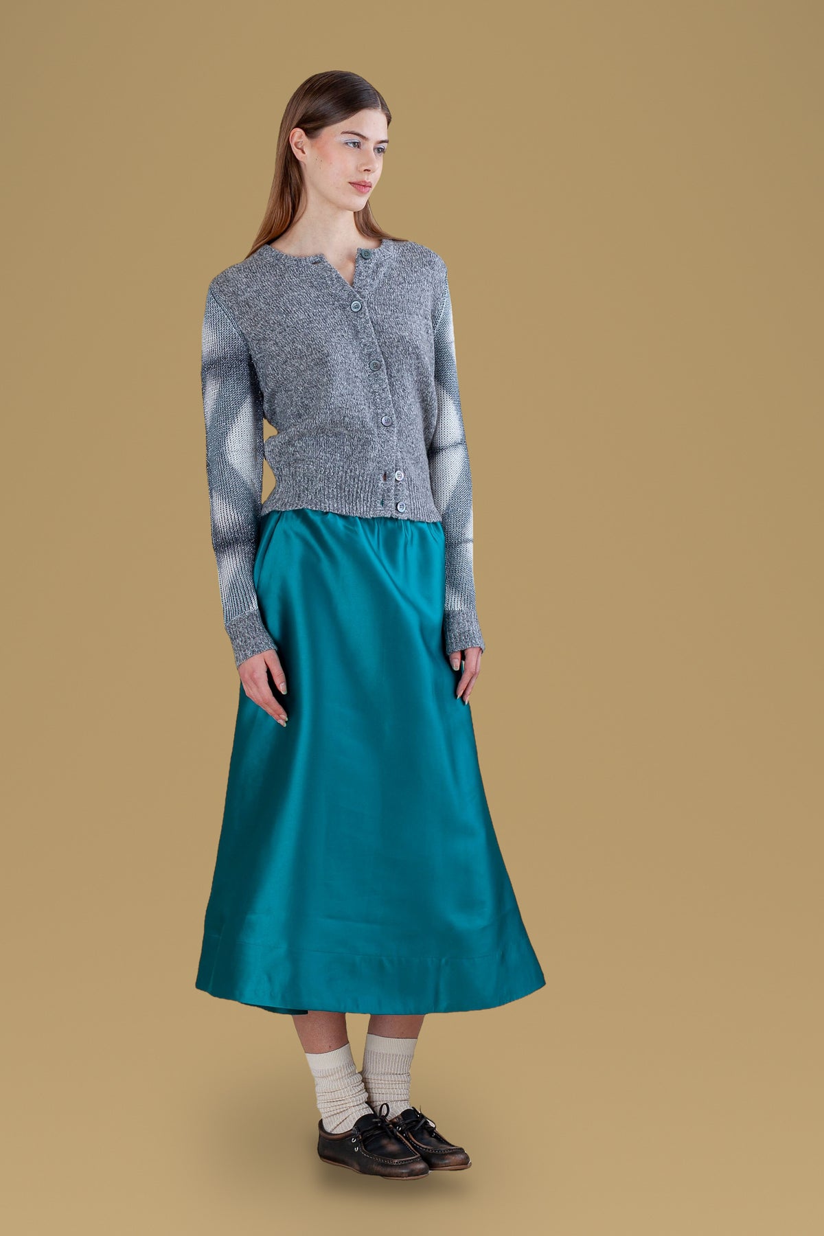 Grey cardigan with lurex sleeves, three-quarter view
