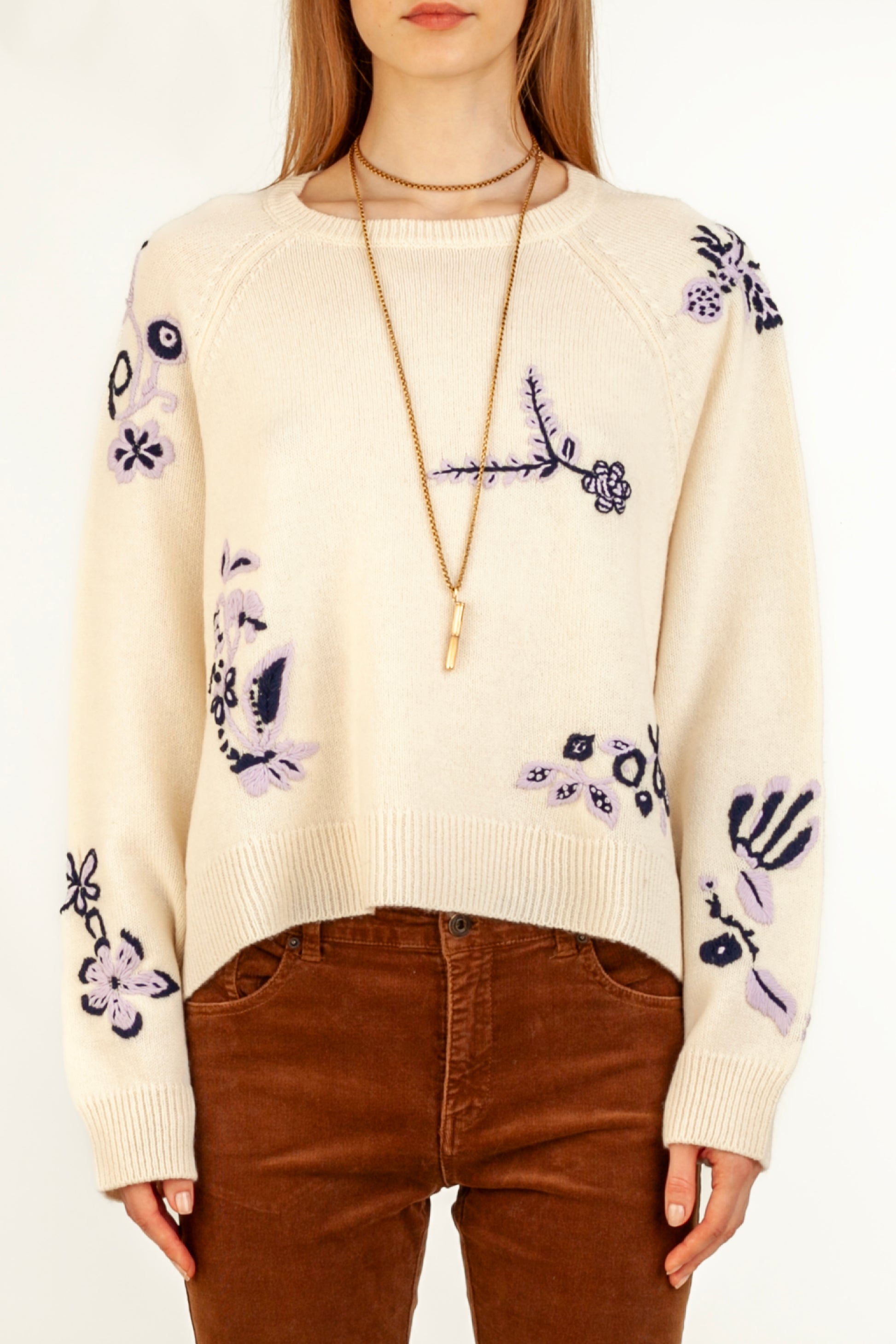 Ivory wool cashmere sweater front view – Happy Sheep

Close-up hand embroidery on ivory sweater

Ivory sweater texture detail – wool cashmere knit

Back view of Ivory Wool Cashmere Sweater