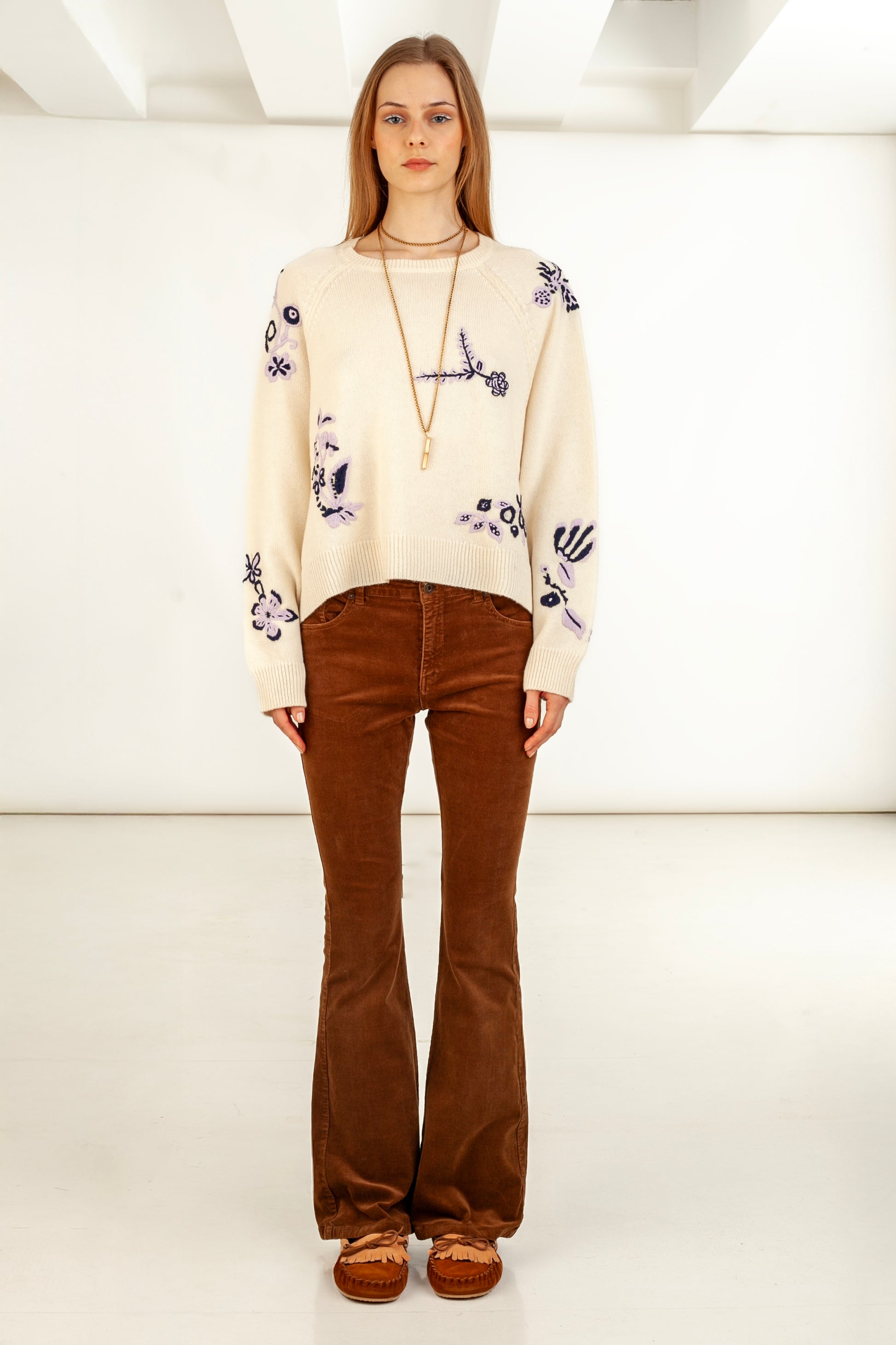 Ivory wool cashmere sweater front view – Happy Sheep

Close-up hand embroidery on ivory sweater

Ivory sweater texture detail – wool cashmere knit

Back view of Ivory Wool Cashmere Sweater