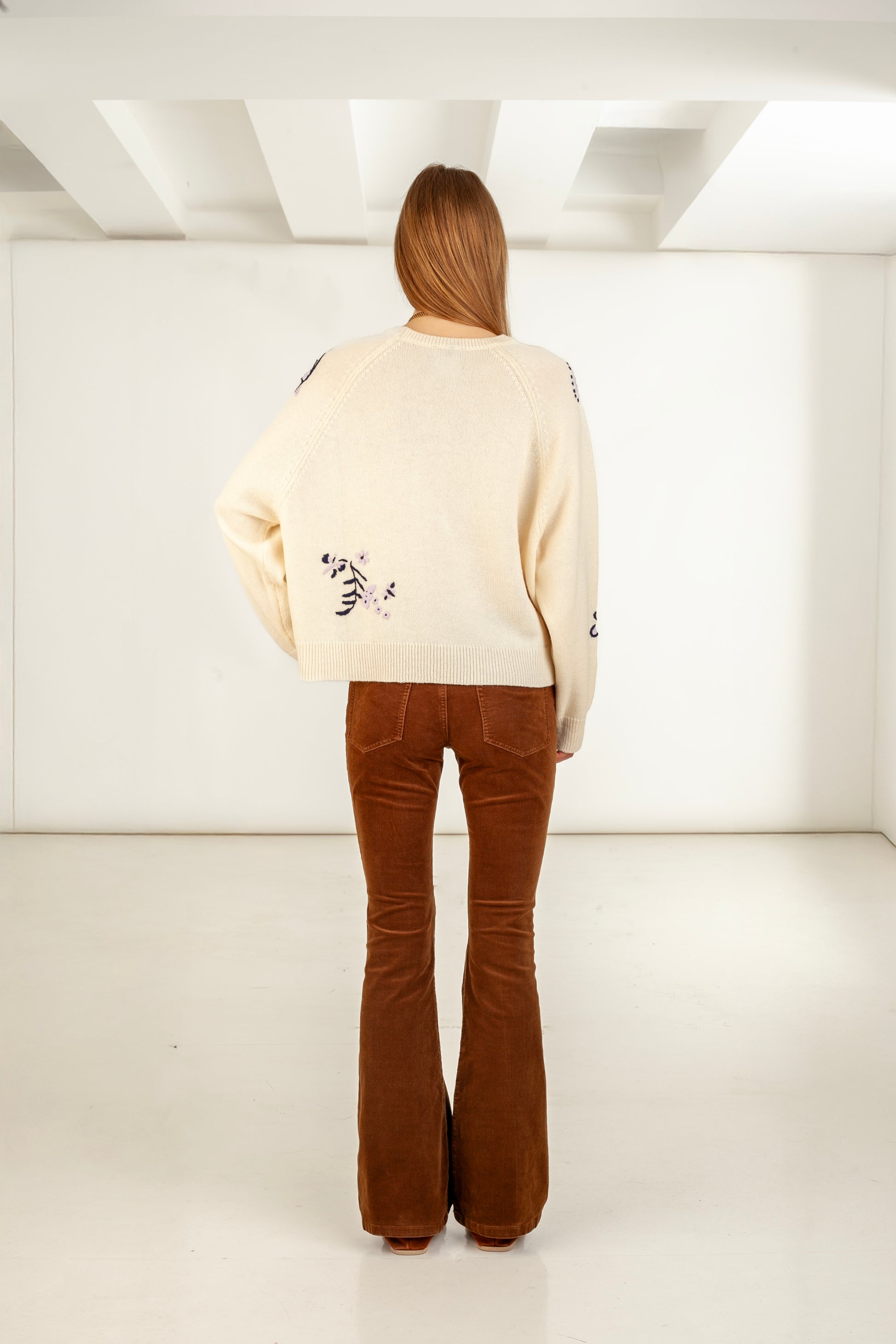 Ivory wool cashmere sweater front view – Happy Sheep

Close-up hand embroidery on ivory sweater

Ivory sweater texture detail – wool cashmere knit

Back view of Ivory Wool Cashmere Sweater
