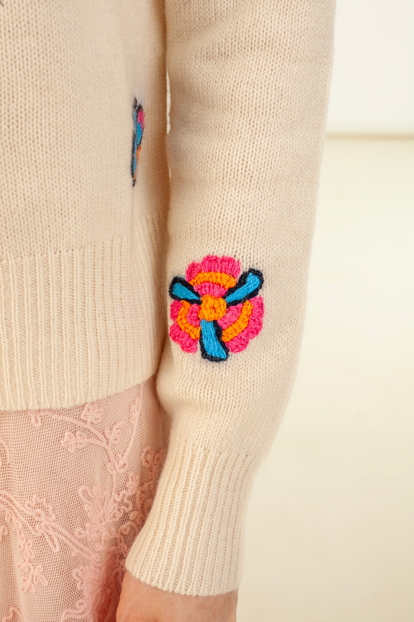 Wildflower Dreams cardigan front view – Happy Sheep

Close-up floral embroidery on Wildflower Dreams cardigan

Wildflower Dreams cardigan back view – wool cashmere blend

Knitting texture detail Wildflower Dreams cardigan