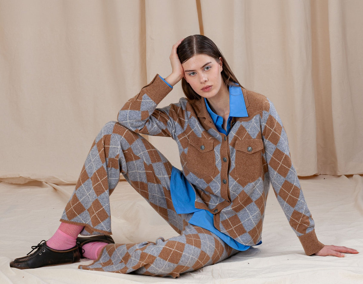 Happy Sheep FW26, argyle cashmere shirt and trousers in cuoio, seated