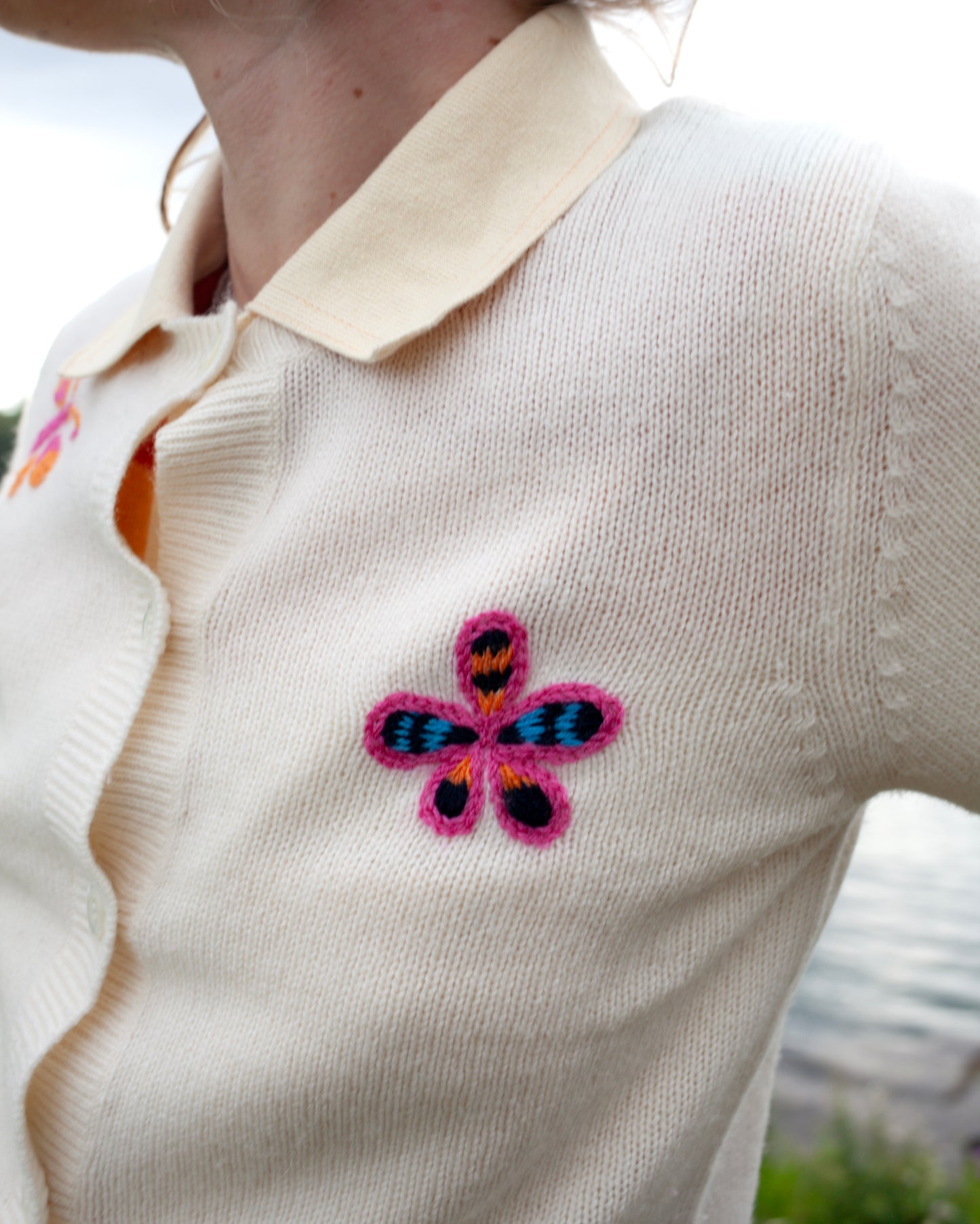Wildflower Dreams cardigan front view – Happy Sheep

Close-up floral embroidery on Wildflower Dreams cardigan

Wildflower Dreams cardigan back view – wool cashmere blend

Knitting texture detail Wildflower Dreams cardigan