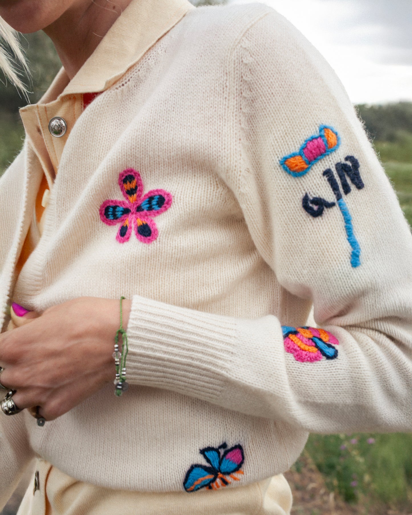 Wildflower Dreams cardigan front view – Happy Sheep

Close-up floral embroidery on Wildflower Dreams cardigan

Wildflower Dreams cardigan back view – wool cashmere blend

Knitting texture detail Wildflower Dreams cardigan