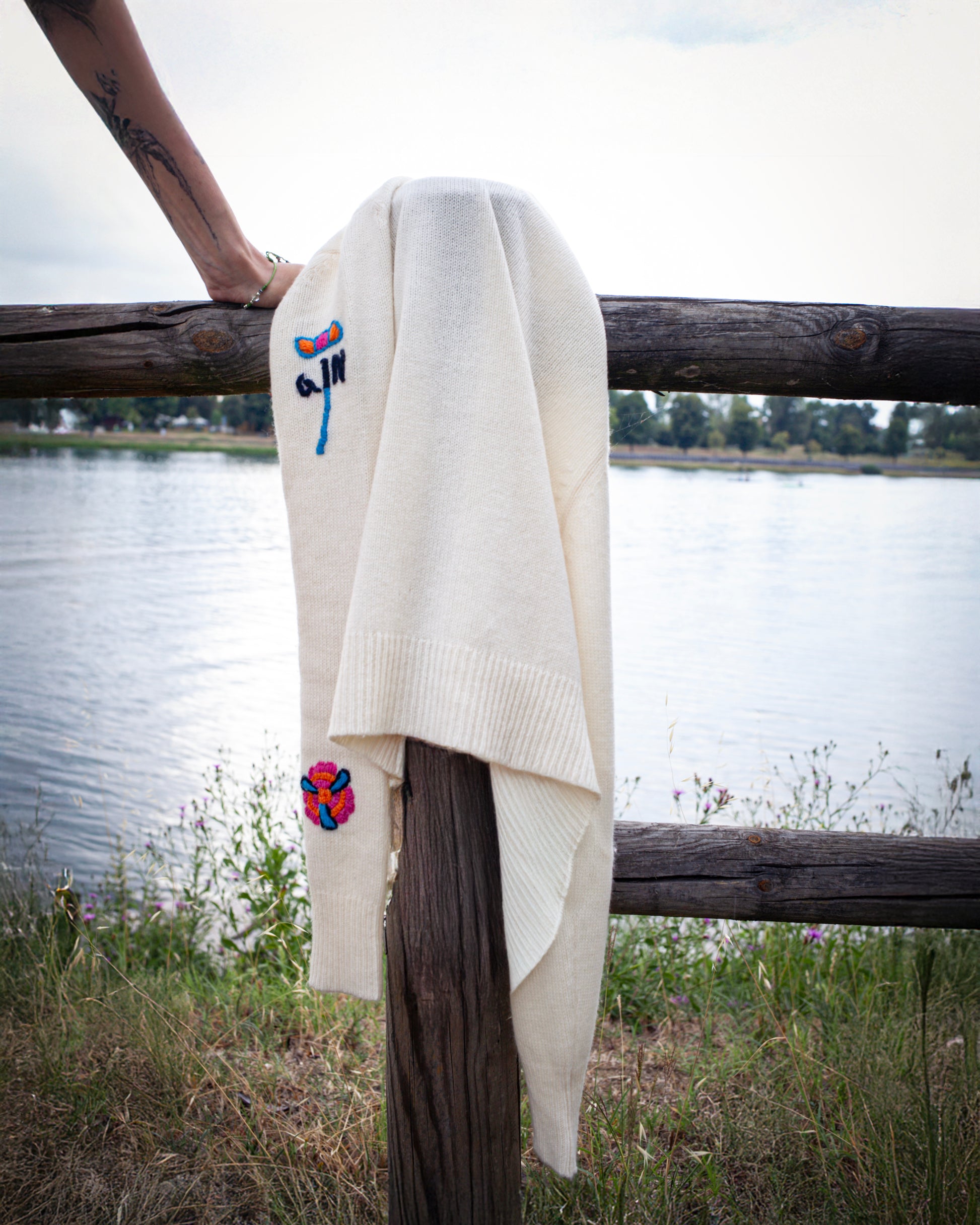 Wildflower Dreams cardigan front view – Happy Sheep

Close-up floral embroidery on Wildflower Dreams cardigan

Wildflower Dreams cardigan back view – wool cashmere blend

Knitting texture detail Wildflower Dreams cardigan
